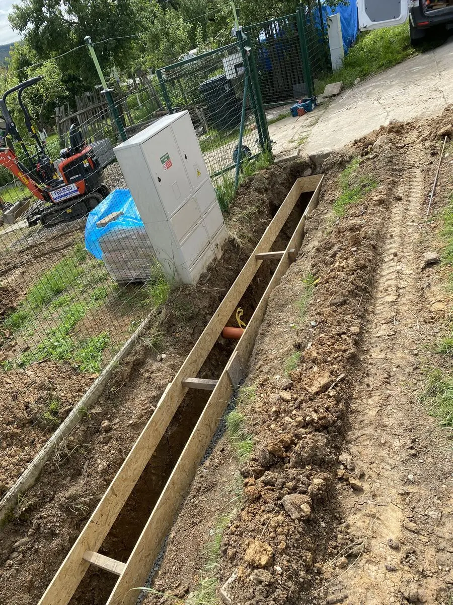 Základový pás, bagr v pozadí, Biskoupky