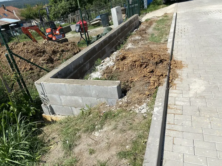 Opěrné bloky u nové dlažby, Biskoupky
