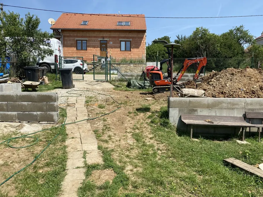 Zeď z bloků a bagr a hlína, Biskoupky