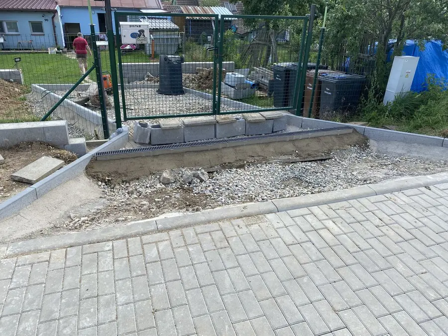 Hotový obrubník a podklad, dlažba, Biskoupky