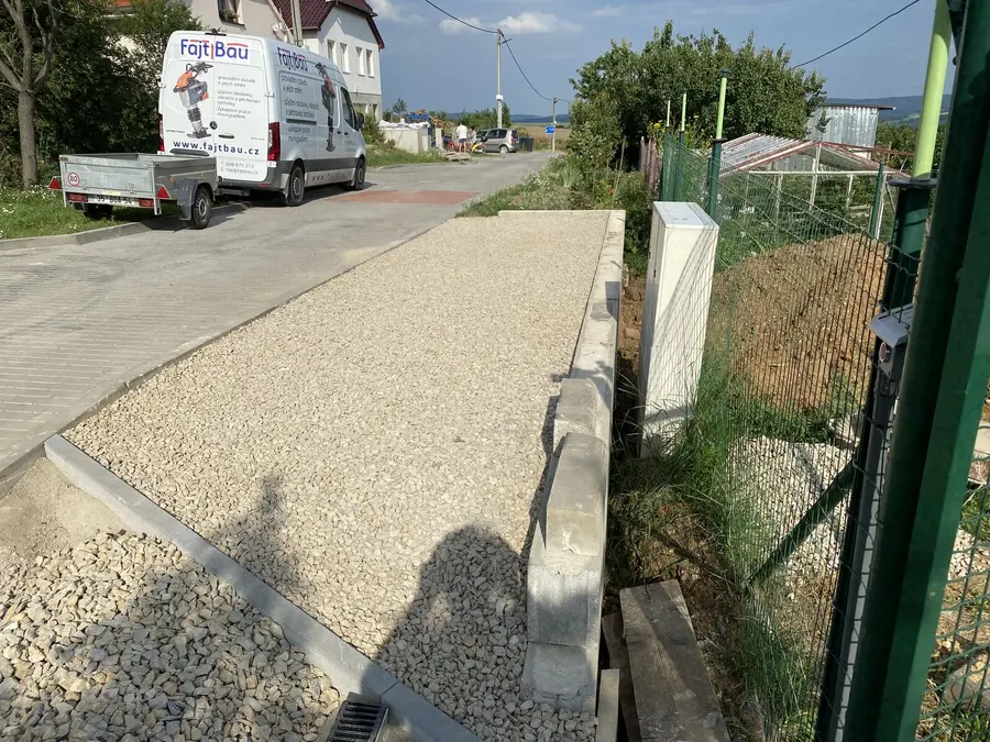Značková dodávka FAJTBAU u nového vjezdu, Biskoupky