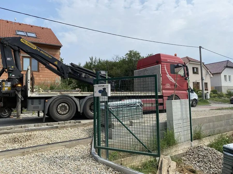 Hiab dováží materiál k bráně, Biskoupky