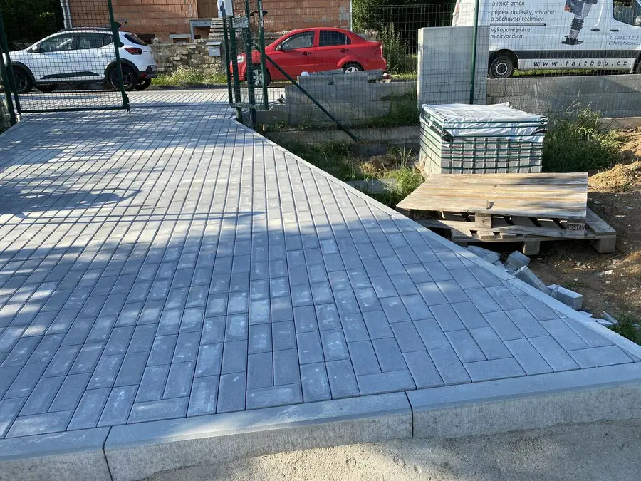 Pokládka dlažby stání, sluneční světlo, Biskoupky