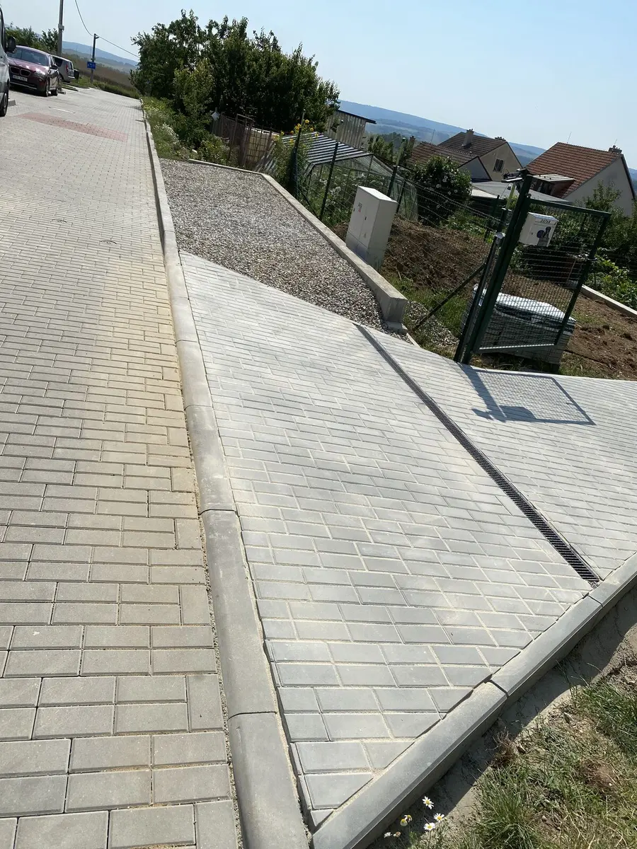 Hotový vjezd, pohled shora, Biskoupky