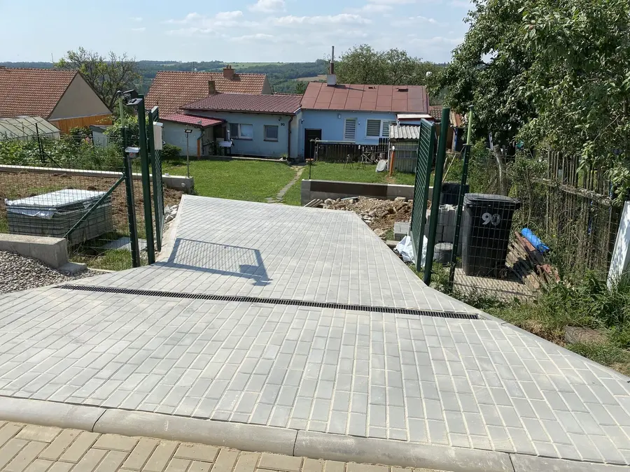 Hotové stání a vjezd s výhledem na obec, Biskoupky