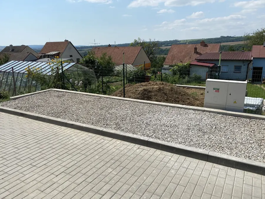 Hotová dlažba a štěrkové stání, Biskoupky