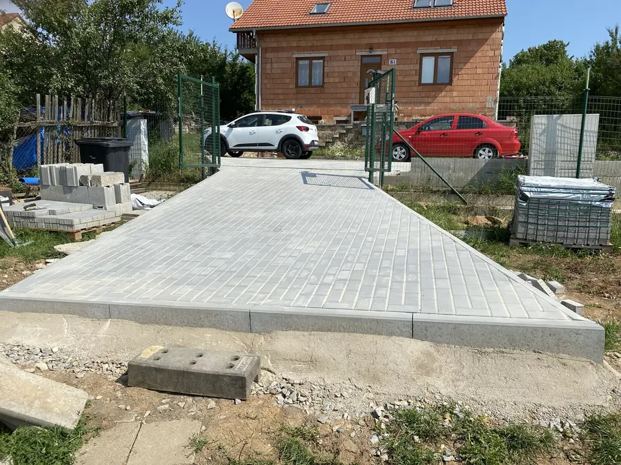 Hotový vjezd z ulice, Biskoupky