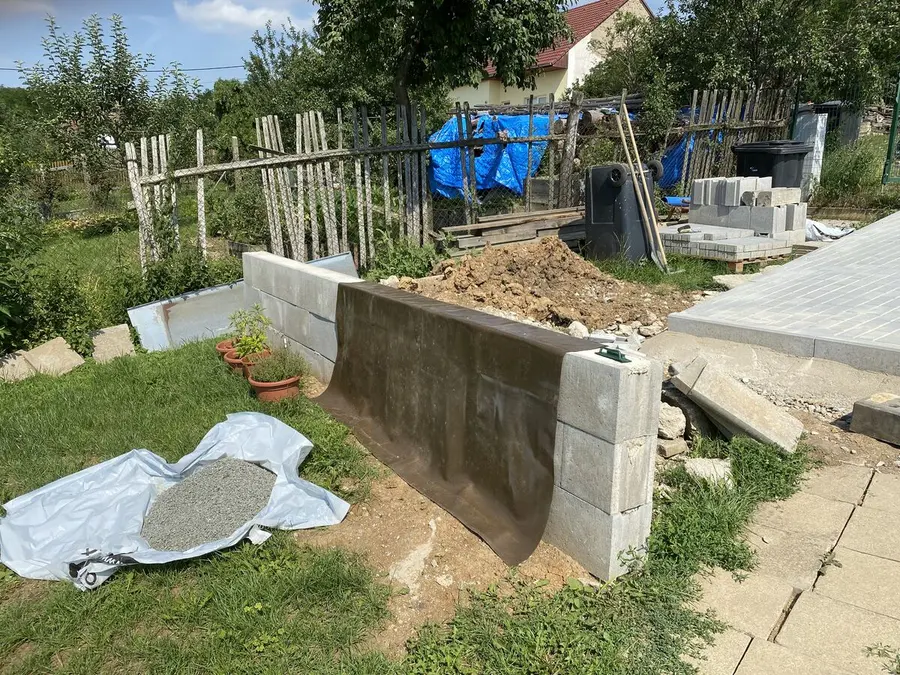 Opěrná zeď ze zahrady, Biskoupky