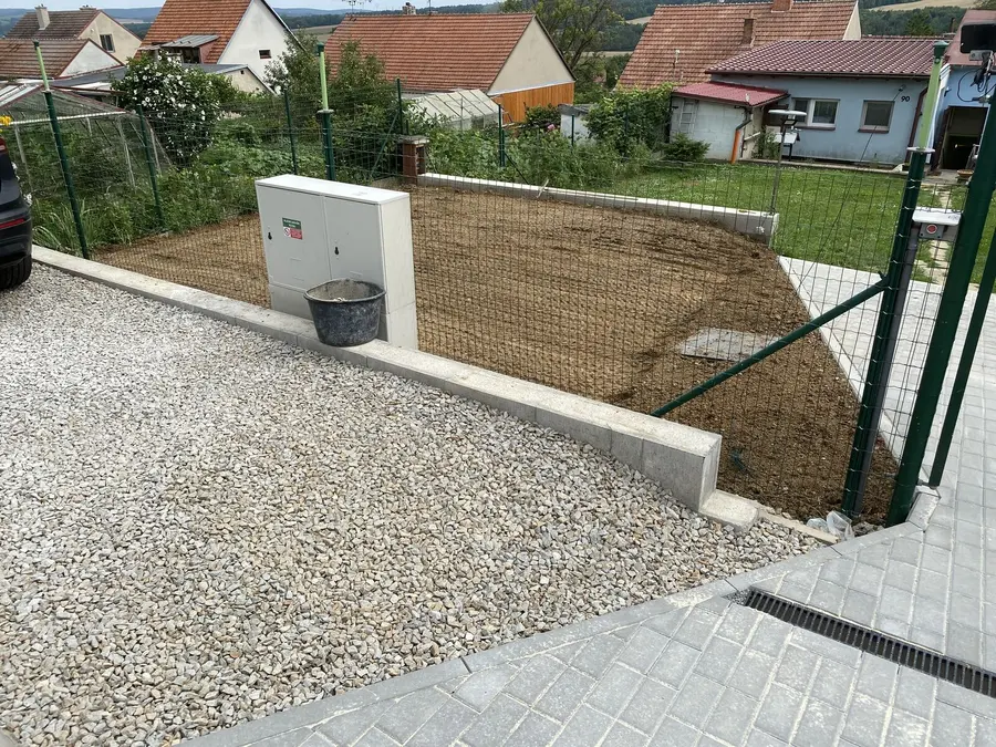 Hotové stání, zeď, výhled do krajiny, Biskoupky