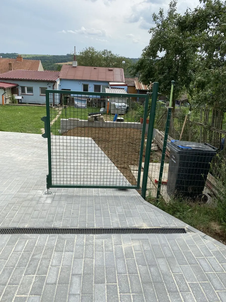 Hotový vjezd s bránou, Biskoupky