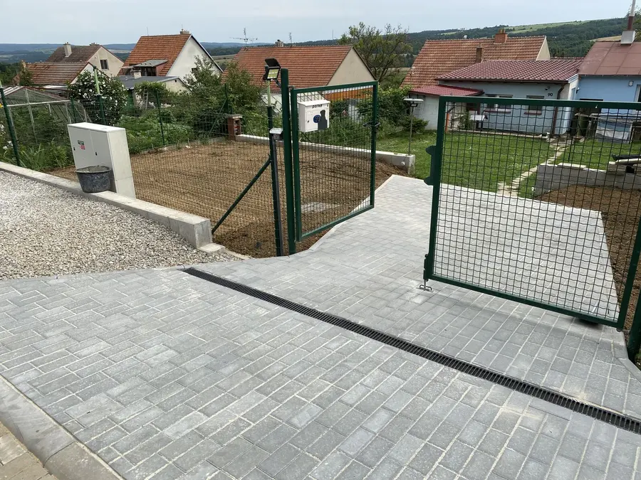 Hotová plocha, panorama obce, Biskoupky
