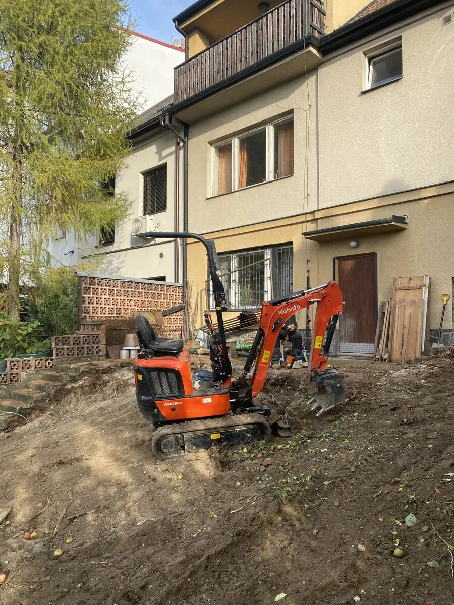 Minibagr před domem, Brno