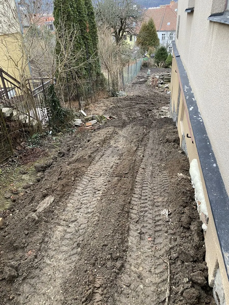 Urovnaný pás podél domu, Brno