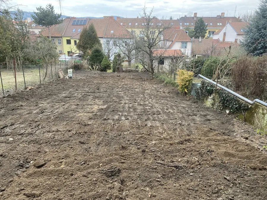 Vyčištění svažitého pozemku a demolice přístavku, Brno: hotový stav
