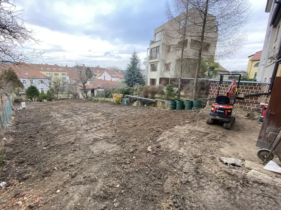 Srovnaný pozemek a bagr, Brno