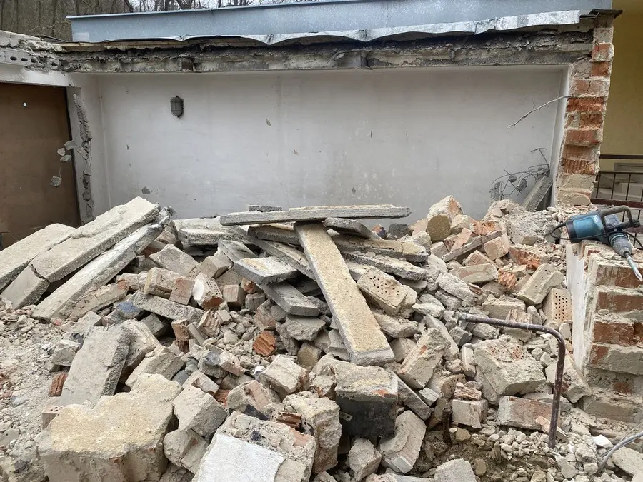 Hromada sutě z demolice, Brno
