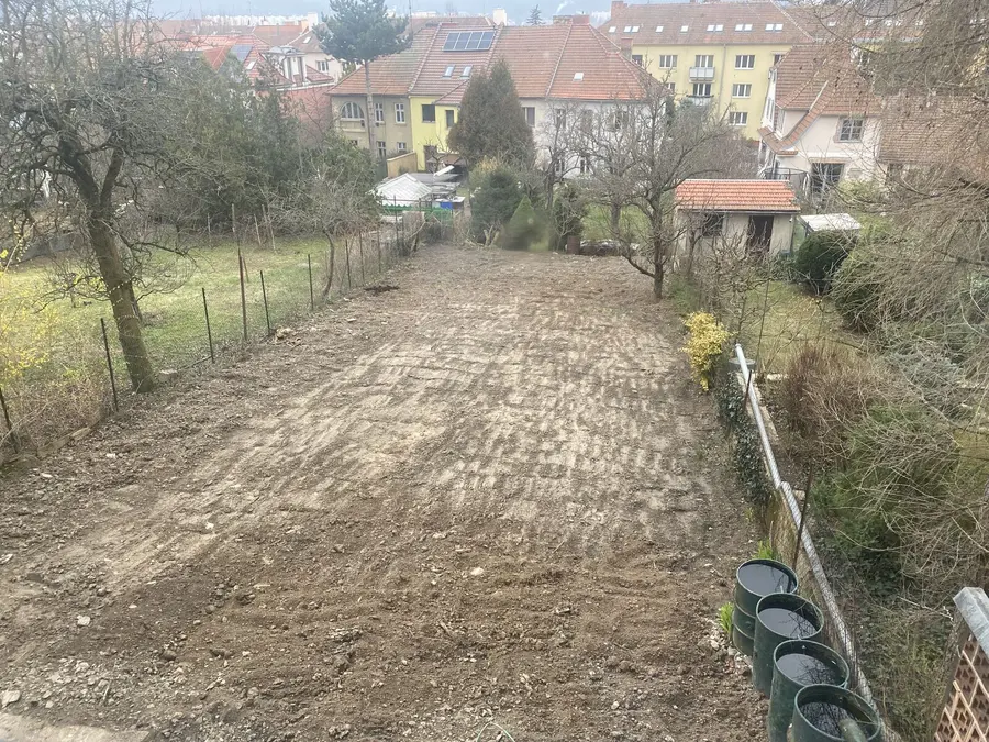 Urovnaný pozemek s výhledem, jaro, Brno