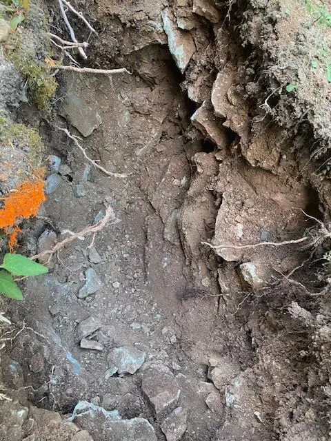Skalnaté podloží ve výkopu, Kladoruby