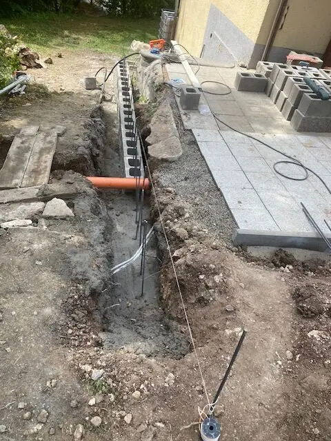 Rýha s potrubím podél terasy, Kladoruby