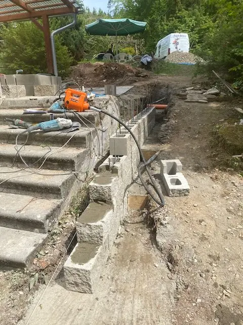 Zdění opěrné zdi z bloků, Kladoruby