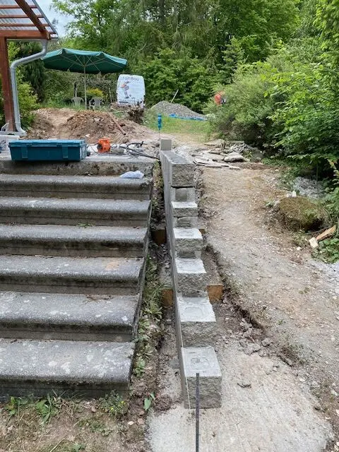 Opěrná zeď rozestavěná podél schodů, Kladoruby