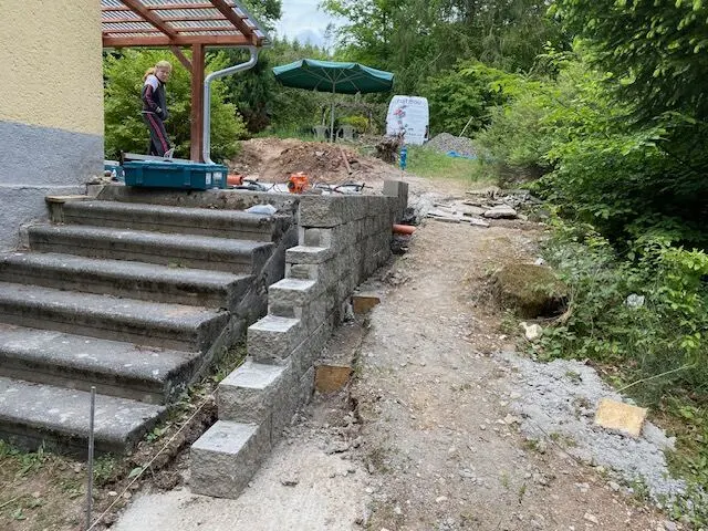 Schody a zeď před dokončením, Kladoruby