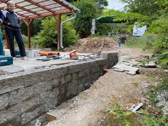 Hotová opěrná zeď, pracovník, Kladoruby