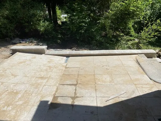 Přeložení dlažby a opěrná zeď u schodiště, Kladoruby: hotový stav