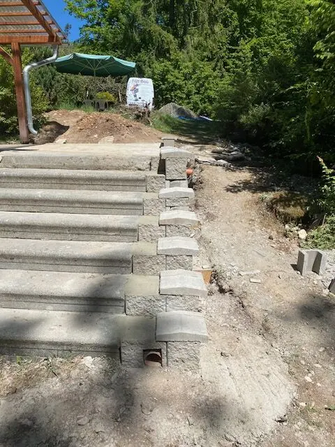 Hotové schody a zeď, Kladoruby