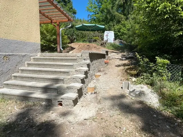 Hotové schodiště se zdí, celkový pohled, Kladoruby