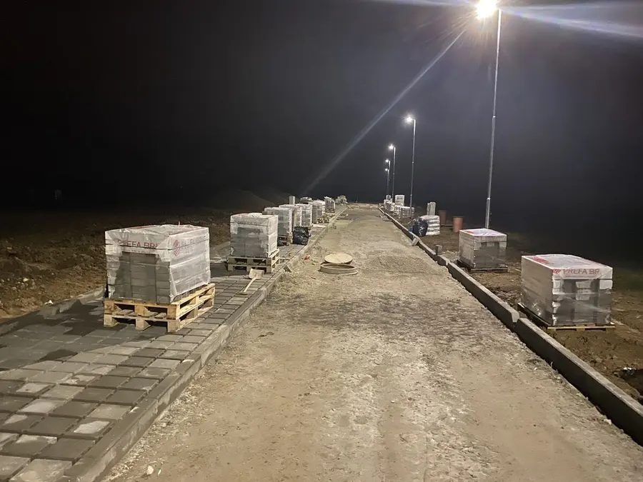 Noční práce, osvětlená komunikace, palety dlažby, Kratochvilka