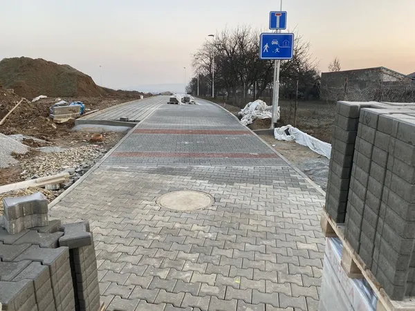 Modré potrubí vodovodního řadu položené ve výkopu