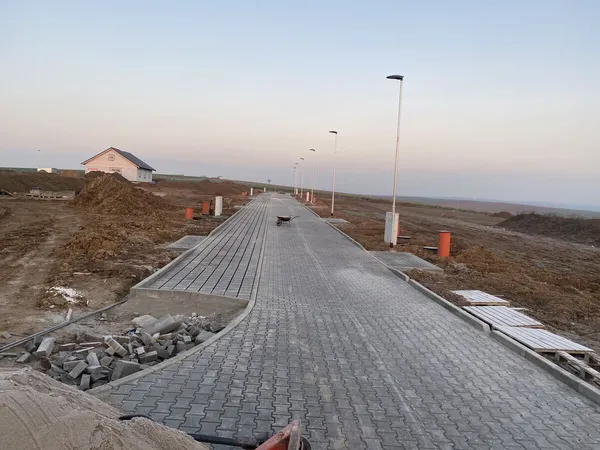 Osazené obrubníky a podkladní vrstvy nové účelové komunikace