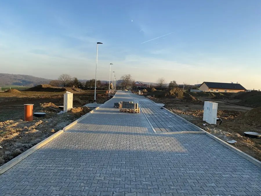 Hotová komunikace, modrá obloha, Kratochvilka