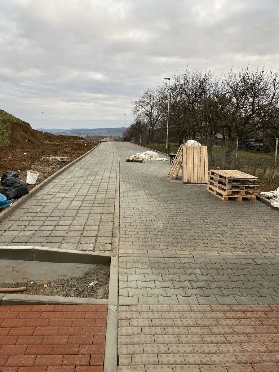 Hotová dlažba s červeným pruhem, Kratochvilka