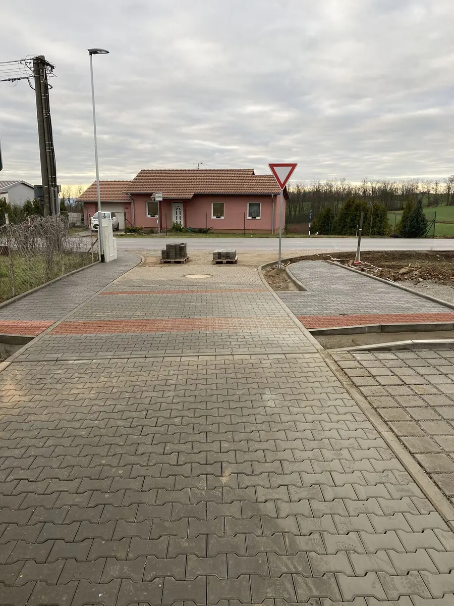 Hotová křižovatka s domy, Kratochvilka