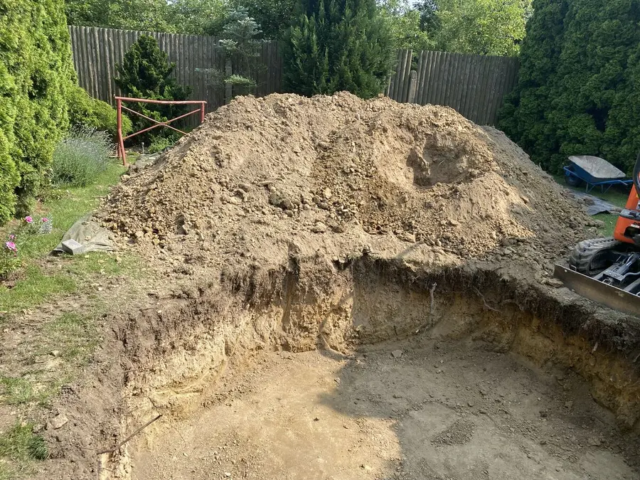 Jáma a hromada zeminy, Kratochvilka