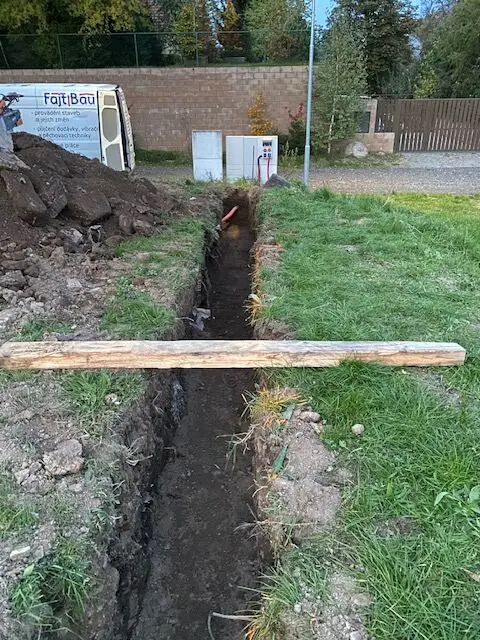 Rýha přes pozemek, firemní cedule, Nárameč