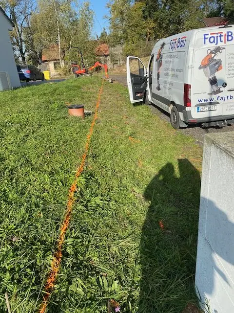 Značková dodávka FAJTBAU u výkopu, Nárameč