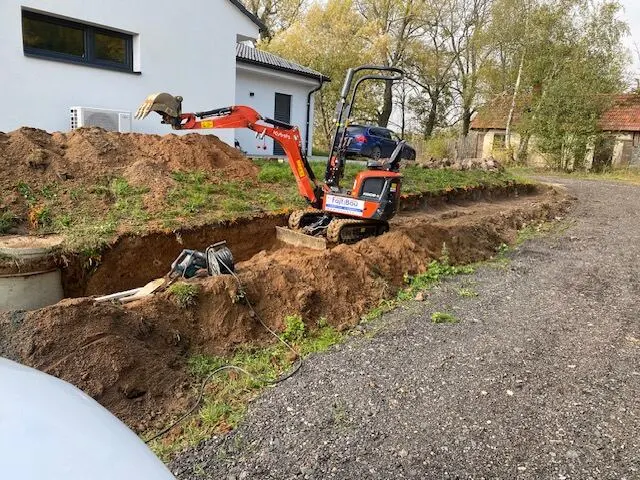 Bagr a dlouhá rýha u novostavby, Nárameč