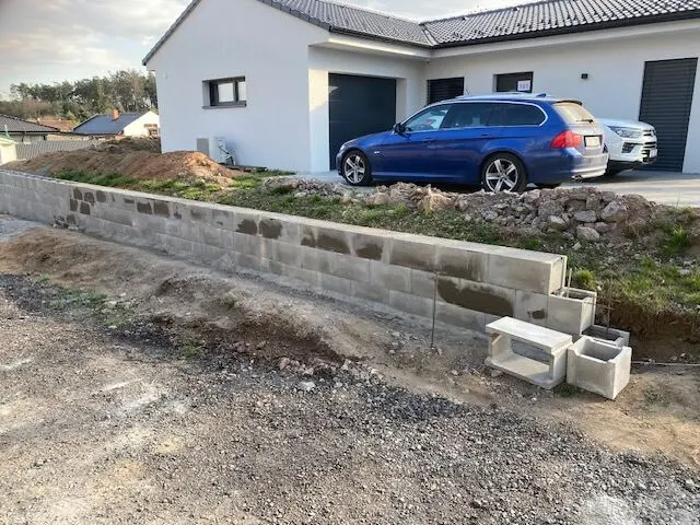 Hotová opěrná zeď z bloků podél vjezdu, Nárameč