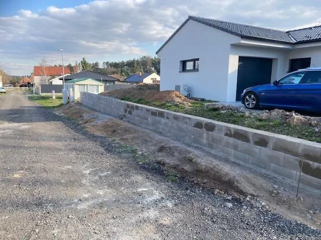 Opěrná zeď a novostavba, celkový pohled, Nárameč
