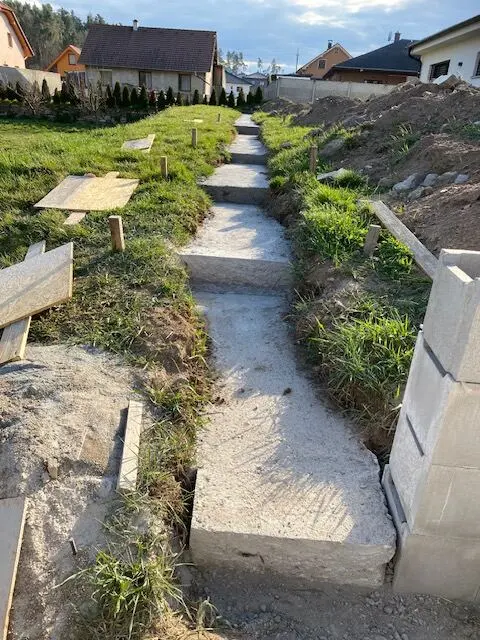 Betonový základ v úzké rýze, Nárameč