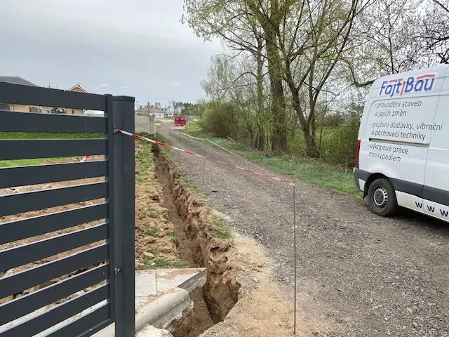 Značková dodávka FAJTBAU u nové brány, Nárameč