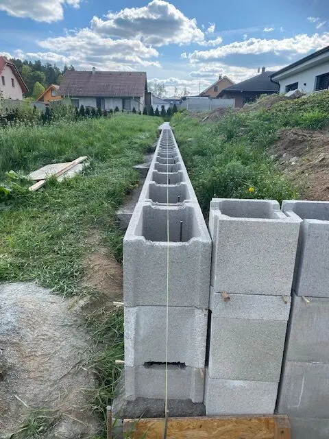 Gabionové bloky srovnané podle šňůry, Nárameč