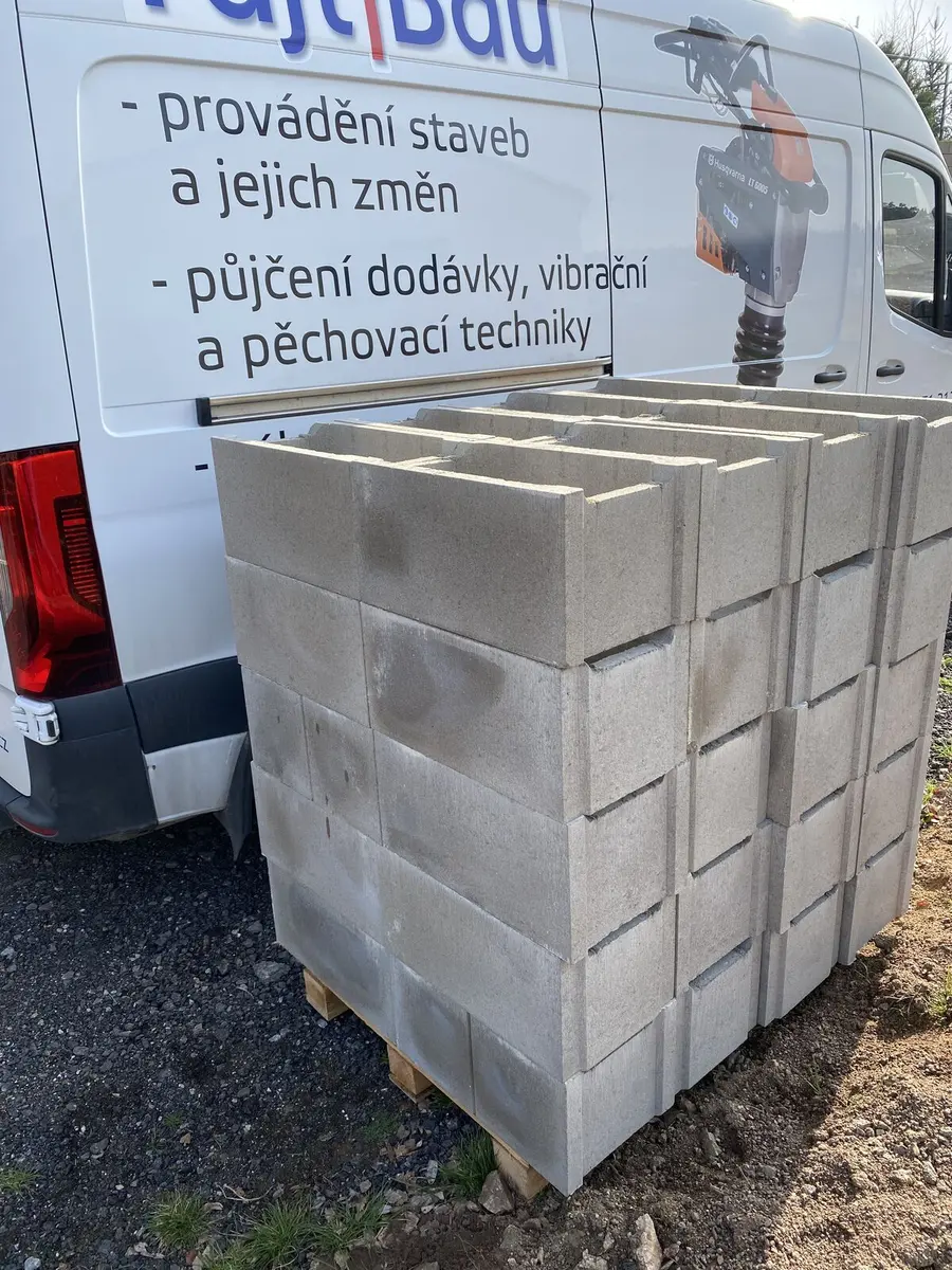 Otevřené zadní dveře dodávky s nabídkou služeb, vedle palety bloků, Nárameč