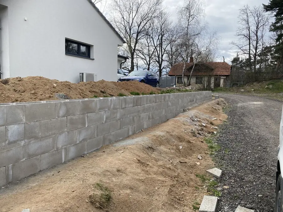 Hotová zeď z bloků podél vjezdu, Nárameč