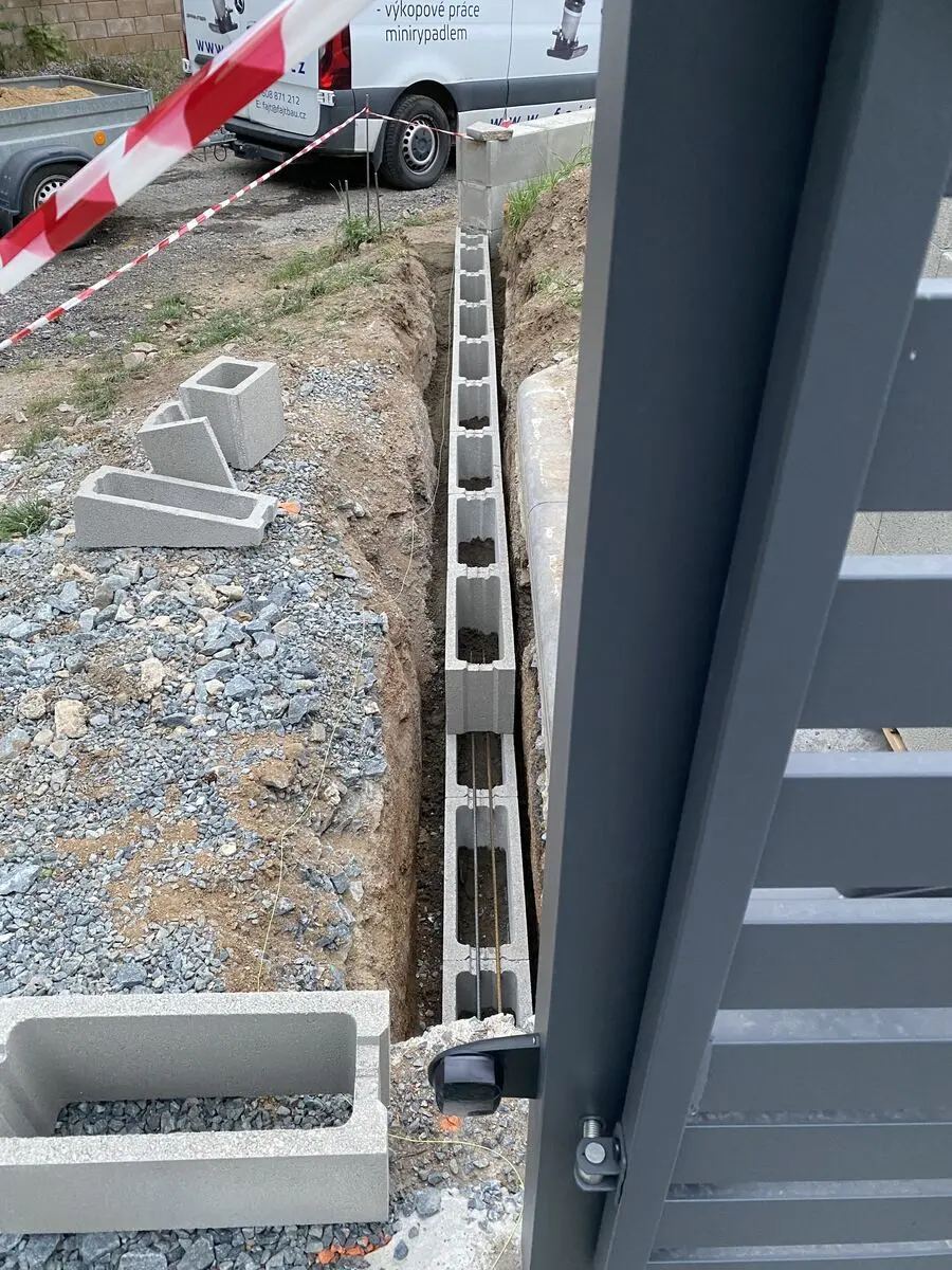 Bloky osazené u brány, Nárameč
