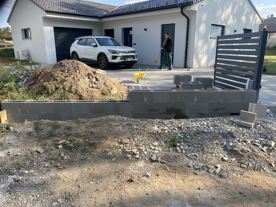 Zeď před domem, rozestavěno, Nárameč