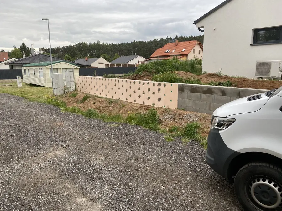 Dlouhá zeď podél ulice, hnědý nátěr, Nárameč